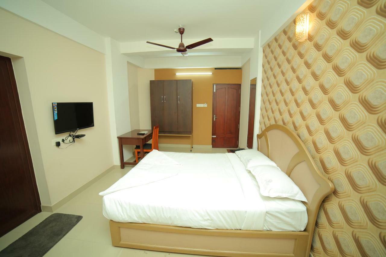 Clifften Hotell Thiruvananthapuram Exteriör bild